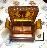 Rare Antique French Blond Tortoise Shell Boite à Mouche or Patch Box, Figural 18k Gold Pique