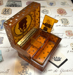 Rare Antique French Blond Tortoise Shell Boite à Mouche or Patch Box, Figural 18k Gold Pique
