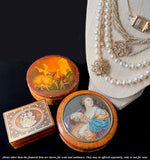 Rare Antique French Blond Tortoise Shell Boite à Mouche or Patch Box, Figural 18k Gold Pique