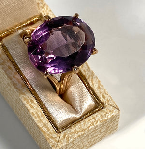 Fine Vintage 18k Gold Lady's Cocktail Ring with Excellent 16mm x 7mm Oval Amethyst