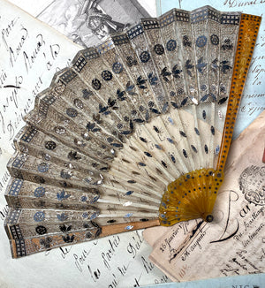 Fine Antique c.1820s French Irlande, Palais Royal Hand Fan, 16.5 cm Eventail, Horn and Tulle Embroidery and Sequins