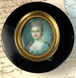 Antique French 18th Century Portrait Miniature Snuff Box of Horn, Beauty in Gray Wig